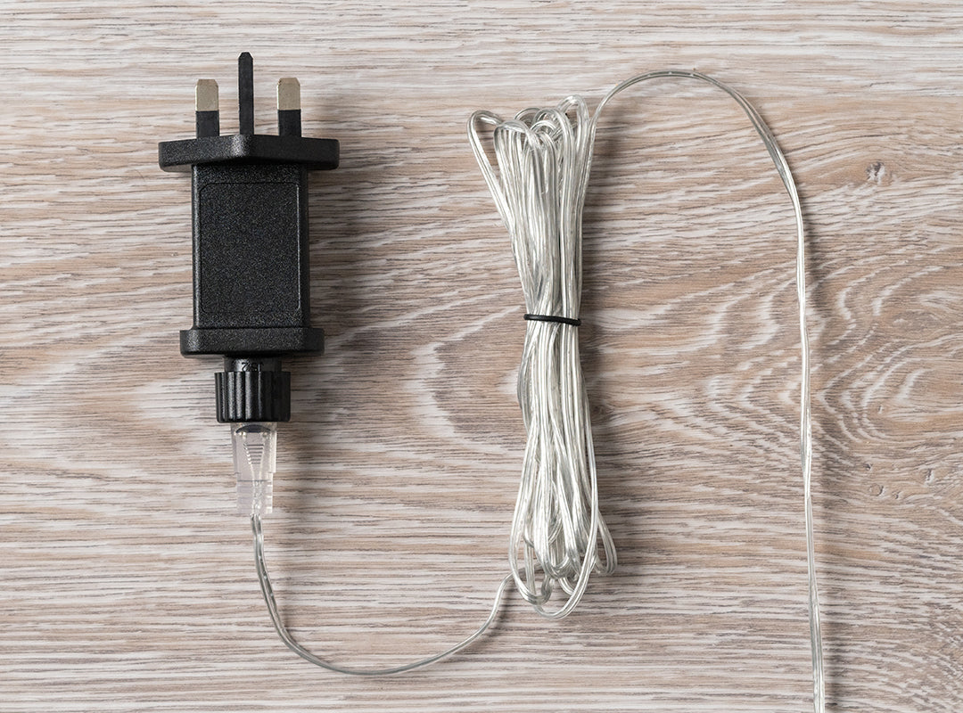 5m clear power cable with IP20-rated UK plug for the Christow Iridescent LED Christmas Wreath