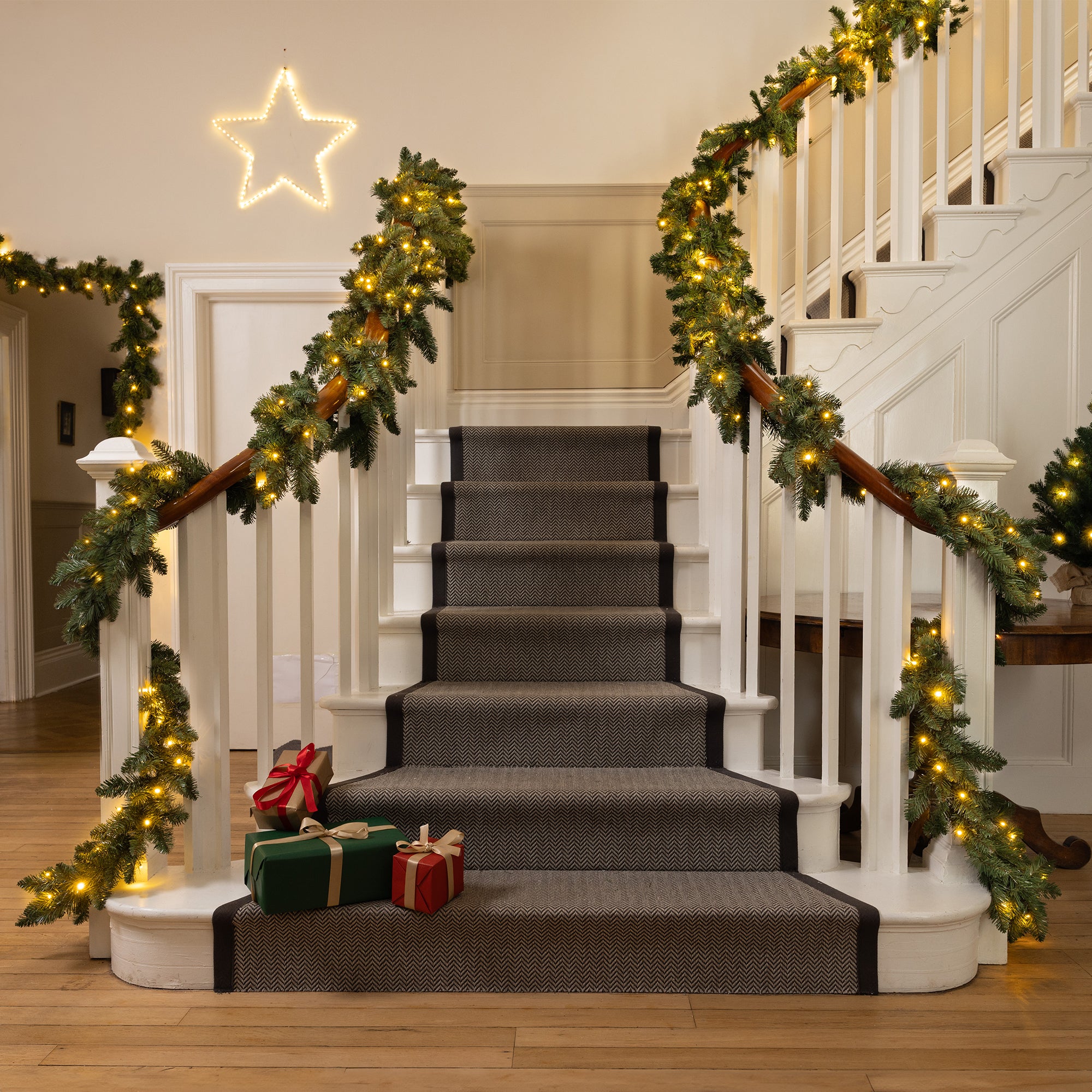 Plain Spruce Pre-Lit Christmas Garland