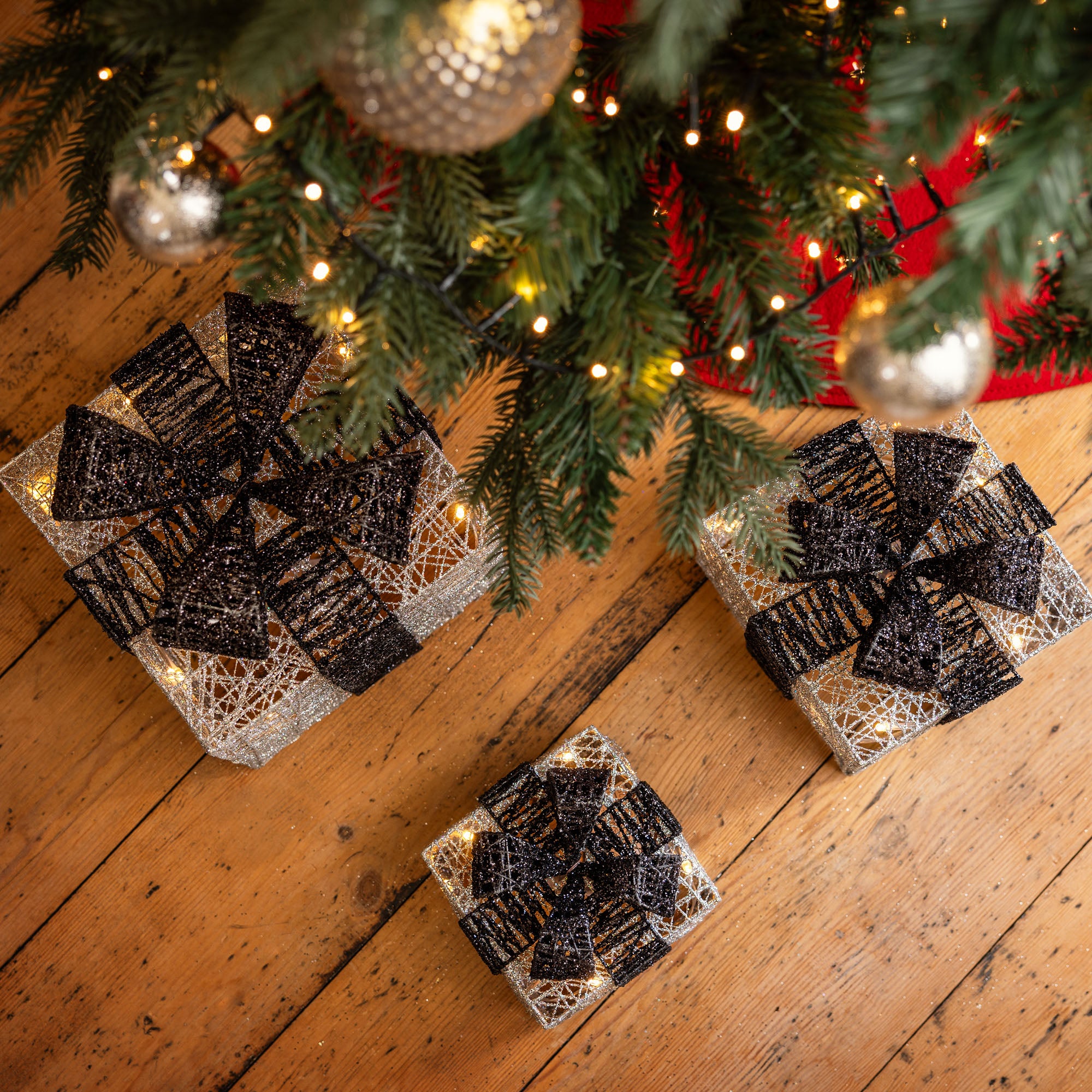 #colour_silver & black