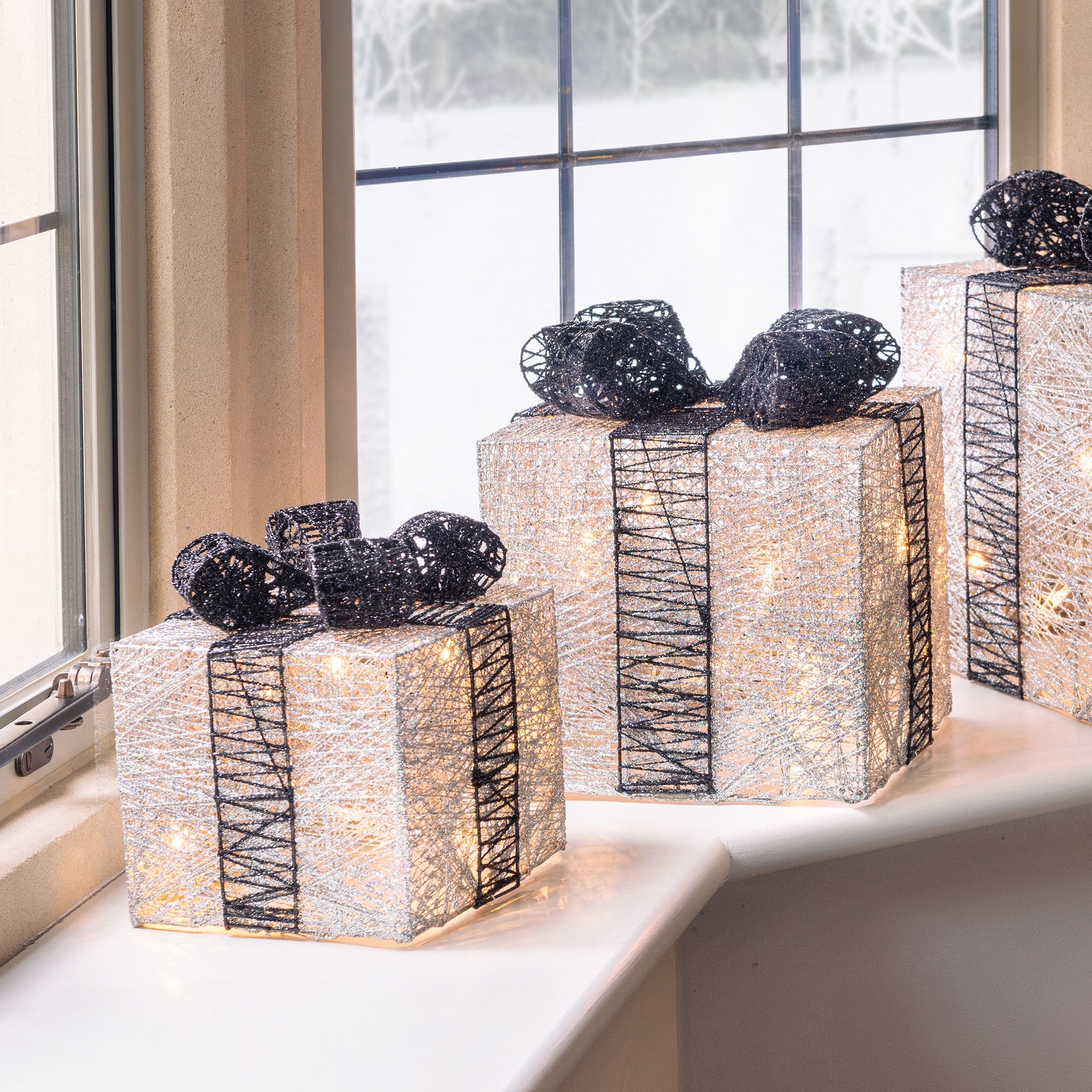 #colour_silver & black